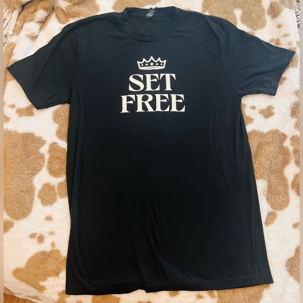 💜Set Free relaxed fit tshirt- only worn 1 time!